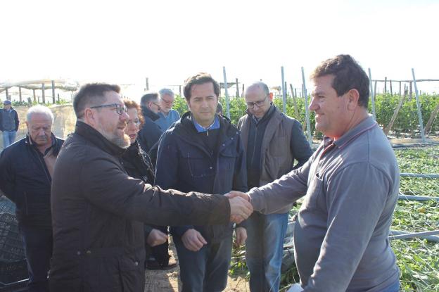 El consejero de Agricultura, Rodrigo Sánchez Haro, saluda un agricultor afectado./IDEAL