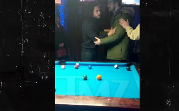 Sacan a rastras de un pub a 'Jon Nieve' por ir borracho y liarla