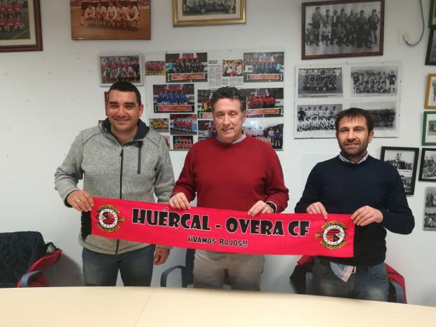 Xavi Juliá, en el centro, nuevo entrenador del Huércal Overa, junto a Salvador Parra y Juan Martos./V.A.