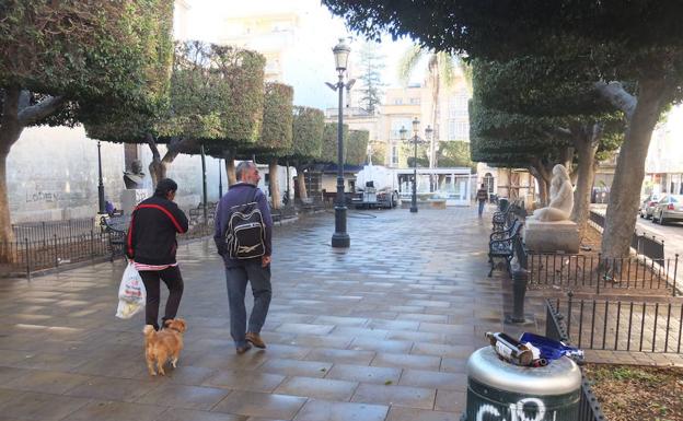 Se van sin pagar la consumición, amenazan al camarero y agreden a dos personas que intentan ayudar