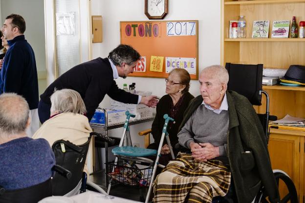 Escobar saluda a algunos ancianos durante una visita a la residencia asistida de la Diputación Provincial de Almería el mes de diciembre./IDEAL