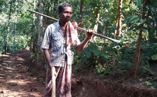 La admirable historia del hombre que ha construido un camino para que sus hijos vayan al cole