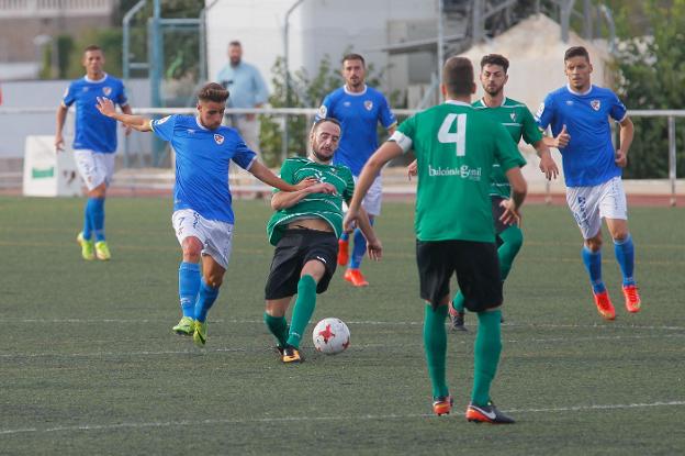 Un encuentro anterior del Huétor Vega en su campo./RAMÓN L. PÉREZ