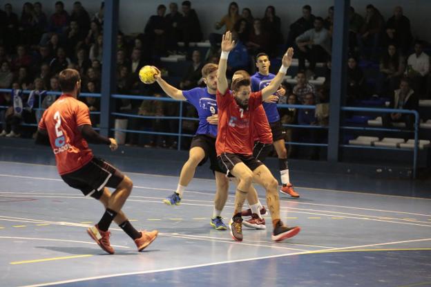 Jugada del partido entre el Maracena y Algeciras./ALFREDO AGUILAR