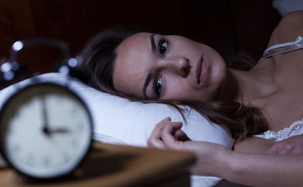 ¿Te cuesta dormir? Pon una libreta en la mesilla de noche