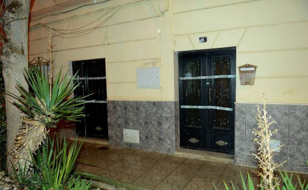 Vivienda de la mujer aparecida muerta en Guadix./TORCUATO FANDILA