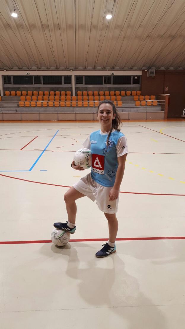Nerea Durán pisa la pelota en La Granadilla./N. D.