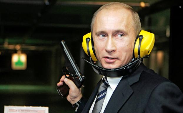 Putin sostiene una pistola. /Reuters