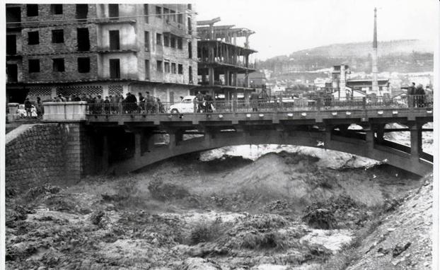 El río Genil a su paso por el Camino de Ronda. 18 de febrero de 1963 /Torres Molina/Archivo de Ideal