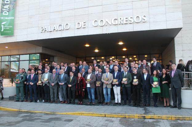 Foto de familia de los galardonados con los Premios de la Provincia 2018 y diputados provinciales. /Laura Velasco