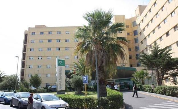 Trasladan a una mujer al hospital tras caer al suelo a causa del viento y sufrir una herida en la cabeza