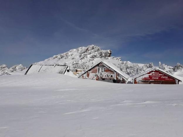 Los negocios de la Hoya de la Mora, sumergidos en nieve. /DASDAS
