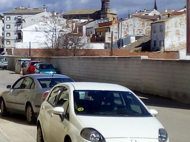 Solar y cartel donde se iba a construir la segunda promoción de viviendas de Aifos./IDEAL