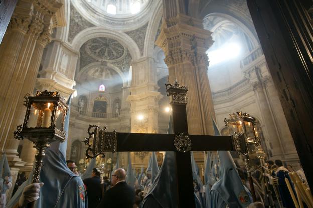 El Resucitado, en el interior de la Iglesia del Sagrario de Granada, ayer domingo. /Alfredo Aguilar