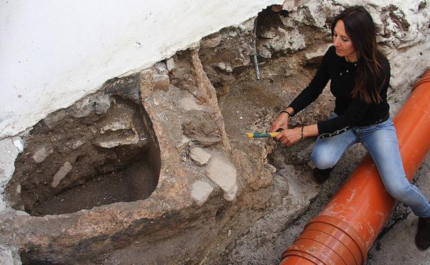 Hallan dos piletas romanas en la rehabilitación del casco antiguo de Almuñécar