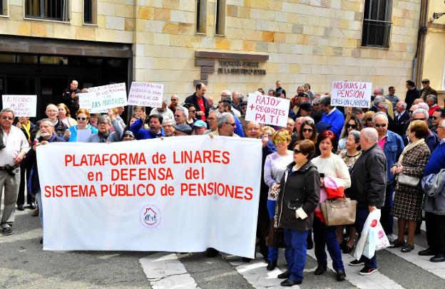 Segunda concentración convocada por la plataforma local; en esta ocasión se trasladaron a las puertas de la Seguridad Social./ENRIQUE