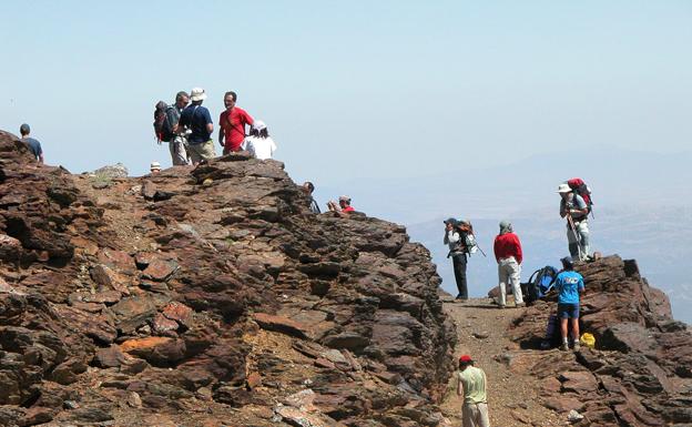 Grupos de montañeros se concentran en Posiciones del Veleta, junto al Veredón, un área de extrema fragilidad ecológica, dentro del Parque Nacional de Sierra Nevada /J. E. GÓMEZ