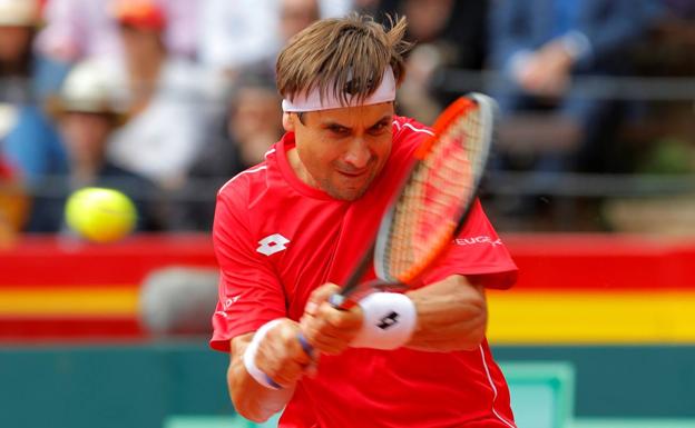 David Ferrer golpea la bola en el partido. /Efe