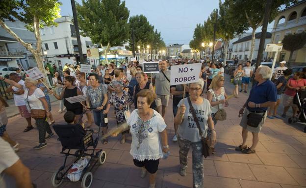 Manifestación el pasado verano en Fuente Vaqueros. /ALFREDO AGUILAR