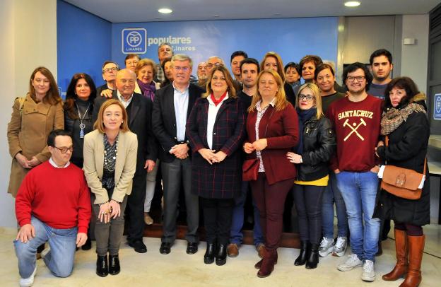 José Enrique Fernández de Moya se fotografió con la ejecutiva local antes del comienzo de la reunión./ENRIQUE