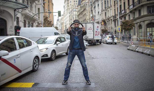 Álex Marín, palentino de 37 años y dueño de Forocoches, ayer en la Gran Vía de Madrid, donde presentó su primer libro. :: alberto ferreras/
