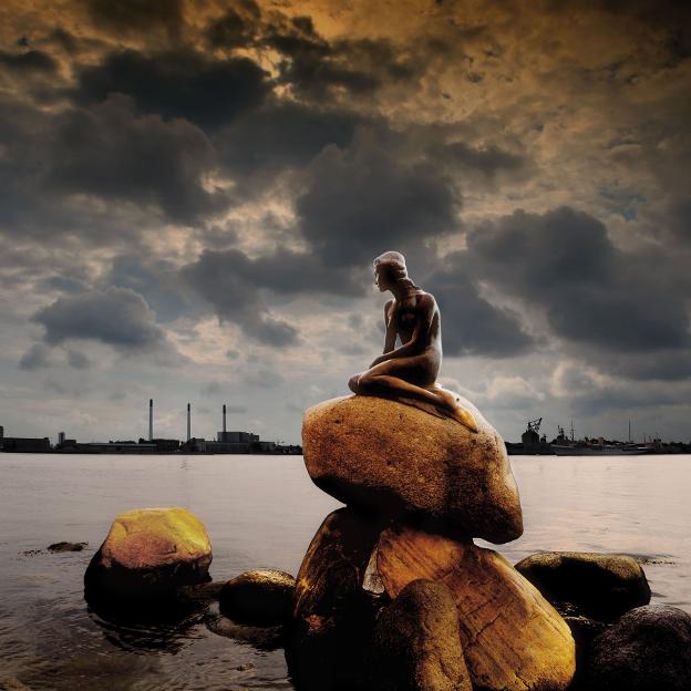 Romanticismo. La Sirenita del puerto de Copenhague suele atraer a parejas danesas que le piden protección sentimental. :: r. c./