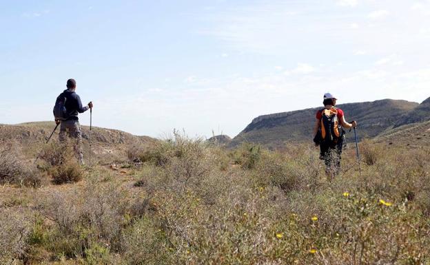 Dos personas durante la búsqueda de Gabriel Cruz en el entorno de Cabo de Gata. /EFE