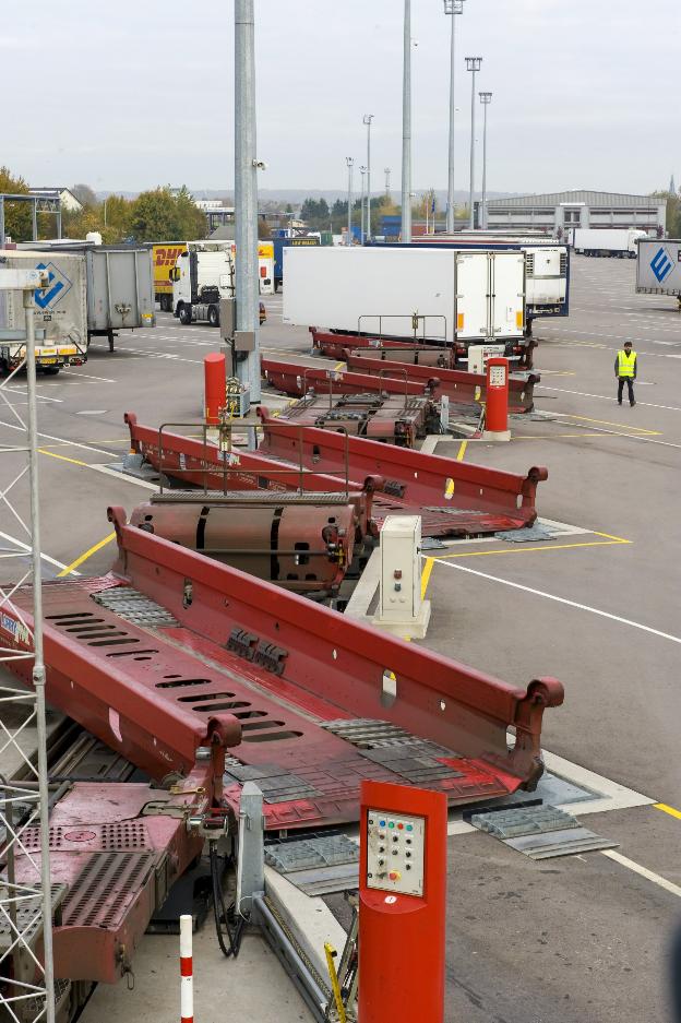 Autopista ferroviaria. Una de las principales bases logísticas de autopista ferroviaria en servicio actualmente en Europa es la de Le Boulou, en Perpiñán (Francia)./VIIA