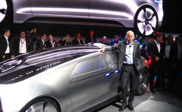 Dieter Zetsche, presidente y director de Mercedes-Benz, posa con el coche electrónico F 015. /SOPHIE ESTIENNE (AFP)