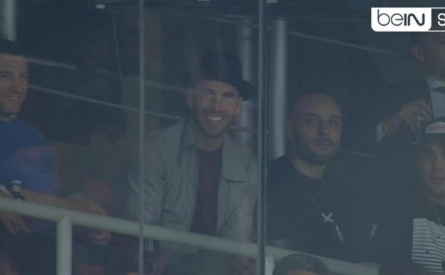 Las redes se ceban con el look de Sergio Ramos en el palco del Bernabéu