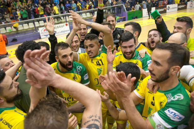 Los jugadores del Jaén FS celebran su pase a la final./EFE