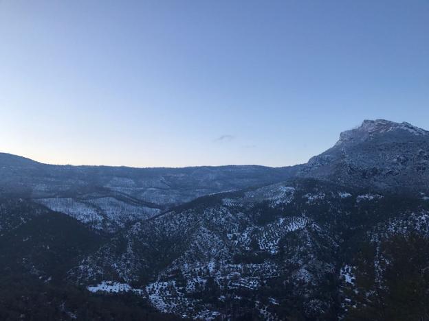 Imagen de ayer de la zona afectada por el incendio, sobre la que la nieve ha hecho acto de presencia./IDEAL