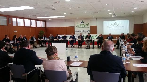 Reunión entre representantes autonómicos y la patronal en la sede de Asempal./IDEAL