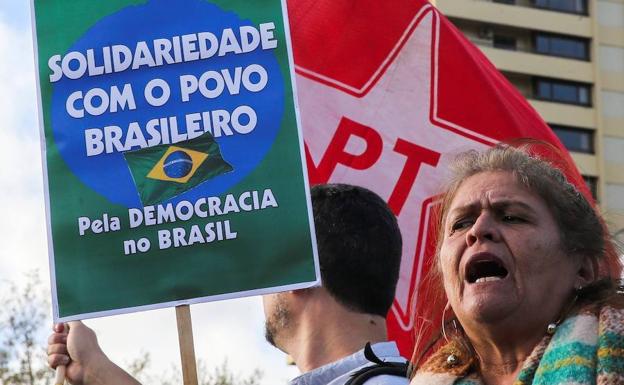 Simpatizantes del expresidente brasileño Inácio Lula da Silva se manifiestan en su apoyo frente a la embajada de Brasil en Lisboa. /Joao Relvas (Efe)