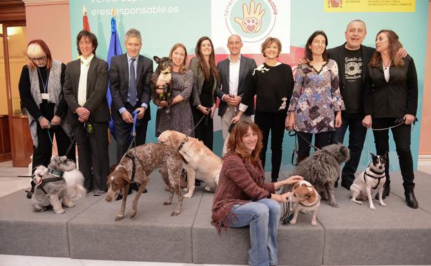 Participantes en el acto de presentación con sus mascotas. /MAPAMA