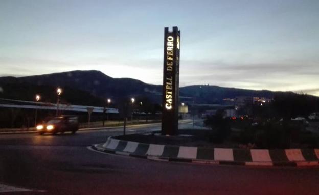 El monolito iluminado luce correctamente en la entrada de Castell desde la pasada Semana Santa.