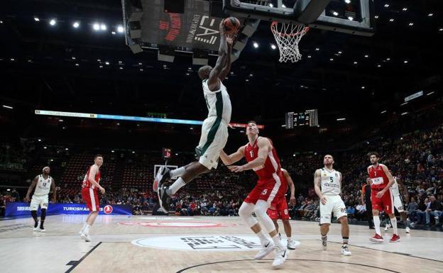 James Gist encesta para el Panathinaikos ante el Armani de Milán. /Efe