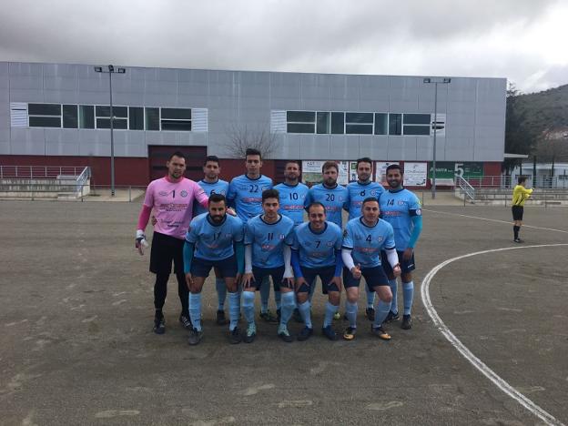 Los jugadores del Campotéjar forman en el Julián Cuesta para la disputa de un partido tras haber recogido aceituna./I. B.