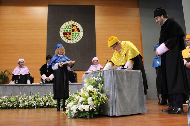 José López Barneo pronuncia el juramento al ser investido Doctor Honoris Causa. /LAURA VELASCO