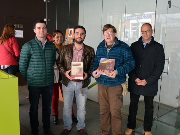 Carlos Sánchez y Contel i Ruiz con los libros que intercambiaron./