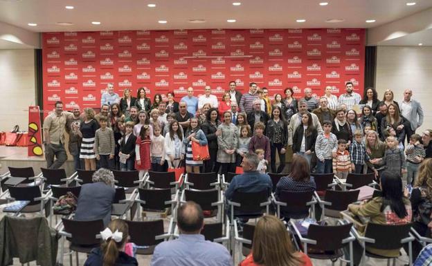 Foto de familia de los premiados en el certamen literario con los representantes de la cooperativa. /Granada-La Palma