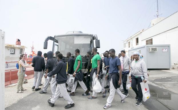 Un grupo de inmigrantes sale del centro de acogida del puerto de Motril. /Javier Martín