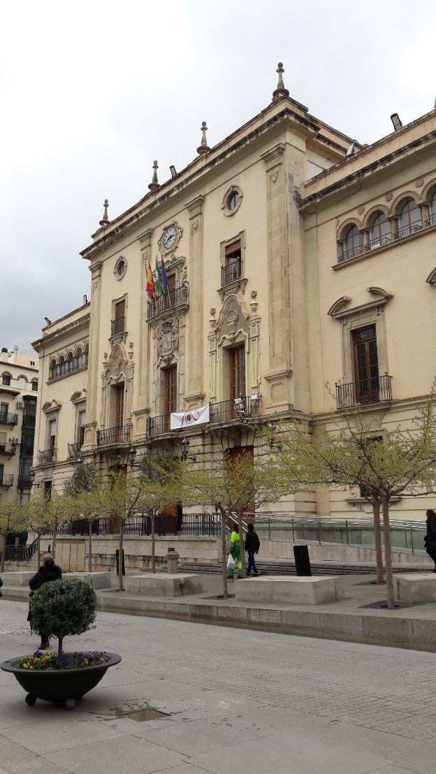 Fachada principal del Ayuntamiento de Jaén, a primera hora de la tarde de ayer. /José M. Liébana