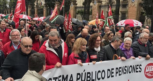 Carmen Castilla y Nuria López, dirigentes de UGT y CC OO en Andalucía, encabezaron la protesta en Sevilla. /EFE