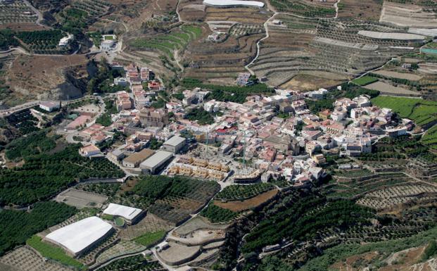 Fallece el conductor de un vehículo al salirse de la vía en Huécija