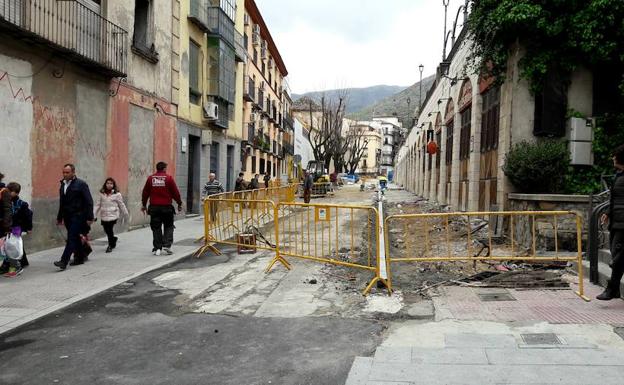 Reanudan las obras en las aceras de la Carrera de Jesús