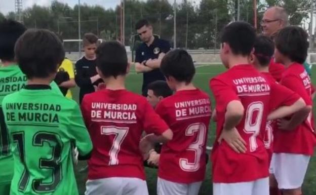 La genial y aplaudida charla de un árbitro a unos alevines que da la vuelta a España