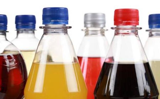 Así funciona el impuesto sobre los refrescos que está llegando a España y que te hará pagar más