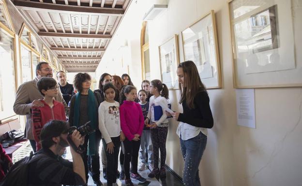 Una muestra de retratos en Granada recuerda a 30 poetas que homenajearon a Lorca y sus obras