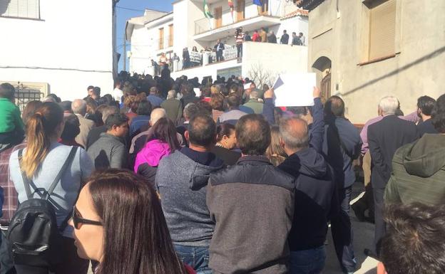 Los vecinos durante la manifestación./Imagen cedida por DAVID MOLERO
